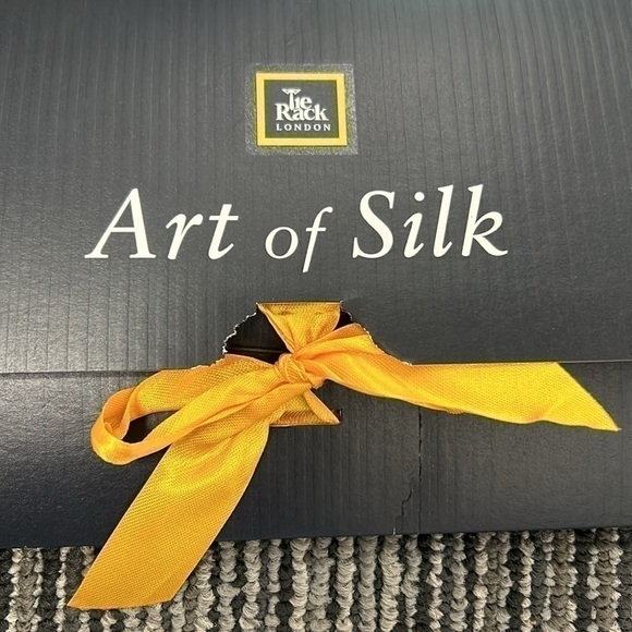 NWT Peanuts Charlie Brown Snoopy Friends “The Sky is The Limit” Silk Tie… - Picture 7 of 9